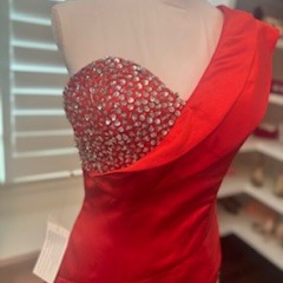 🔥 Elegant Red One-Shoulder Gown with Rhinestone Detailing & Train 🔥 - Picture 4 of 8
